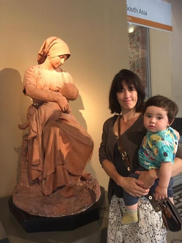 Londra'da bir anneye, ünlü Victoria ve Albert Müzesi'nin bahçesinde oğlunu emzirirken müze personeli tarafından 'örtünmesi' söylendi.