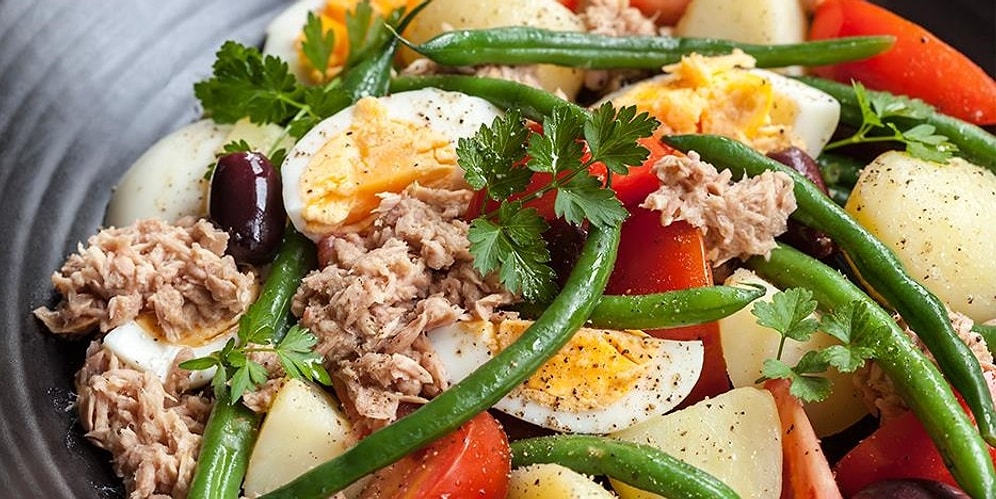 От Италии до Индонезии, от Греции до Калифорнии - читайте наш список 12 салатов со всего света и выберите свой любимый!