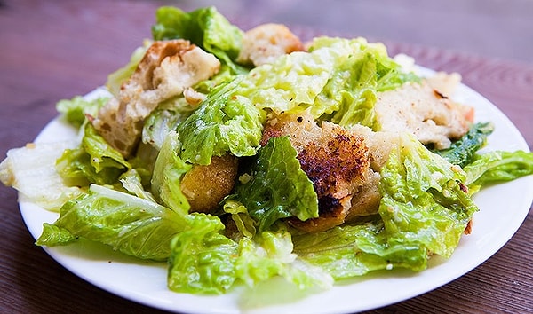 6. Салат «Цезарь» по-американски