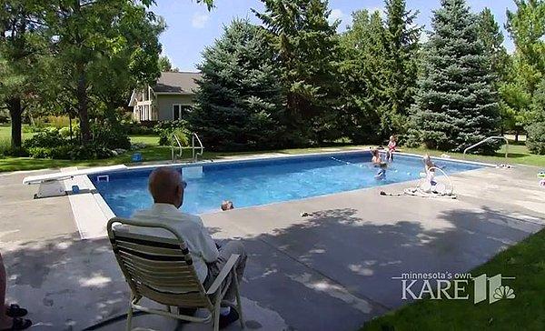Minnesota'da yaşayan 94 yaşındaki hakim emeklisi tonton amcamız, bu sessizlikten ve yalnızlıktan kurtulmak için arka bahçesine bir havuz yaptırmaya karar verdi.