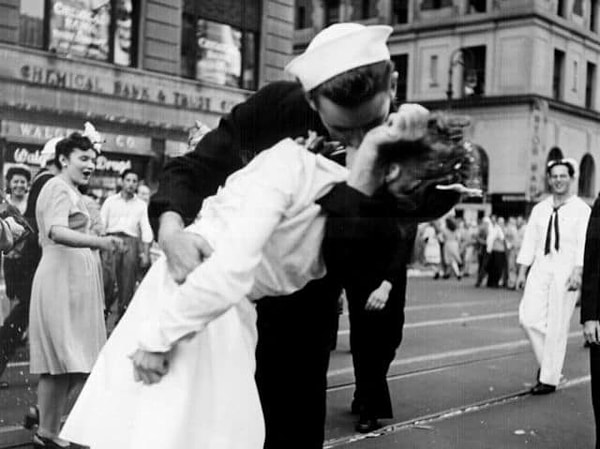 1. Каково ваше мнение касательно политики?