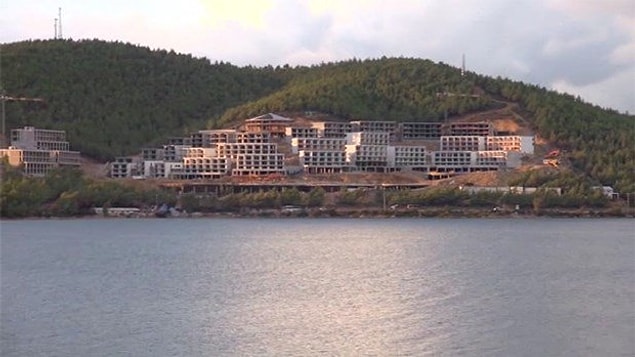 Sonrasında CNN Türk'te canlı yayına bağlanan Haluk Levent, Bodrum Güvercinlik'te çıkan yangın sonrasında yetkililerin aksi yönde açıklamalarına rağmen yükselen inşaatları anımsattı ve şöyle devam etti 👇