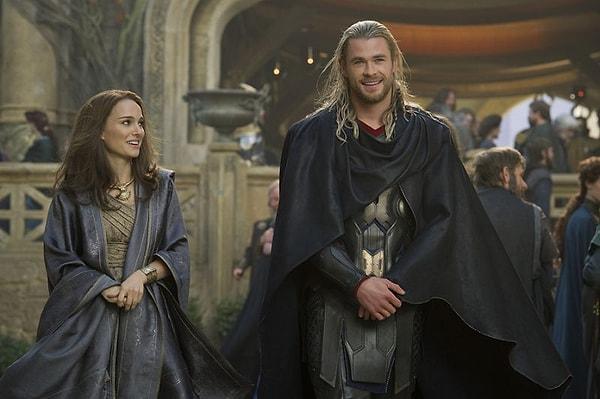 15. Thor: Karanlık Dünya'da, Natalie Portman ve Chris Hemsworth'ün öpüşme sahnelerinde rampa kullanmak zorunda kaldılar.
