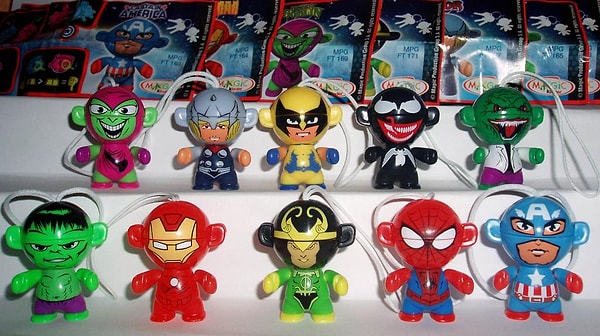 3. Сегодня еду в маршрутке домой, настроение было просто ужасное. И вот заходит милый парень. А у меня на рюкзаке висят игрушки из киндер-сюрприза марвеловские, я собираю. И вот он такой смотрит на них и говорит: "Девушка, вам Капитана Америки еще не хватает! Хотите, подарю?". Я офигела, сказала да, и он снял со своих ключей кэпа и отдал мне.