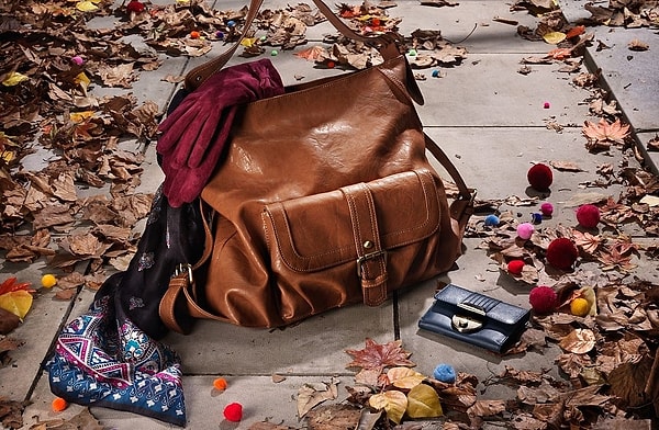 10. Как-то раз ехала из магазина. Когда вышла на остановке и немного отошла, заметила, что рюкзака нет, а в нем ключи, телефон, деньги. Естественно, я побежала обратно, но автобус уехал, номера я, конечно, не запомнила. От всей этой безысходности я опустилась на колени и начала рыдать, а рядом с остановкой стояли мужики, на джипах, солидные такие. Кто-то из них спросил, почему я рыдаю, рассказала. Он сказал: "Ну садись, сейчас догоним твой автобус". И догнали, и довезли обратно в целости и сохранности.