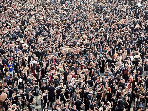 2. В какой стране живет больше всего людей?