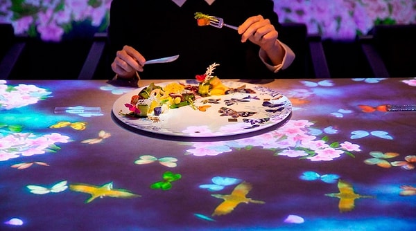 Окружающая среда обеденной комнаты находится под влиянием поведения гостей и постоянно меняется, отражая смену сезонов в Японии.