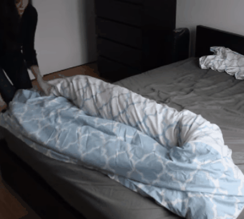 İki tarafı kıvırdıktan sonra nevresim geçirilmiş yorganınız hazır!