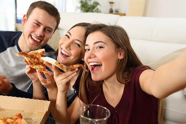 9. Arkadaşlarla birlikte evde dizi + pizza gecesi yaparken; dizi ara verdiğinde telaşla acele acele çekilen bu selfie: