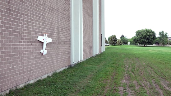 Bir Kuş Gibi Düz Duvara Konabilen Model Uçak