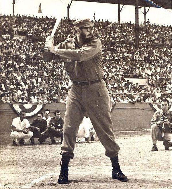 4. Fidel Castro Havana'da beyzbol oynarken, 1959