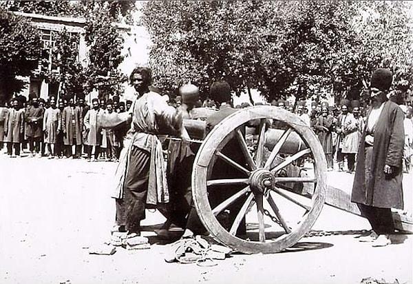 6. Biraz sonra ateşlenecek bir topun önüne bağlanarak infaz edilmeyi bekleyen İranlı adam, 19. yüzyılın sonları.