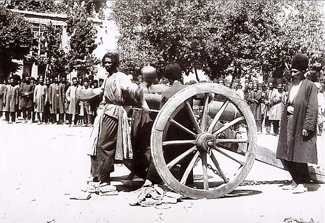Biraz sonra ateşlenecek bir topun önüne bağlanarak infaz edilmeyi bekleyen İranlı adam, 19. yüzyılın sonları.