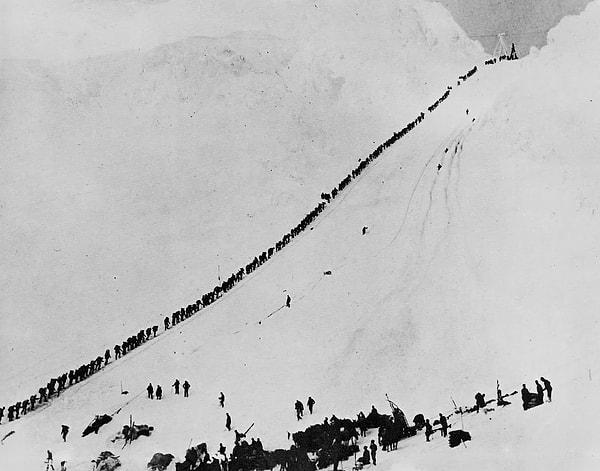 7. Altın avcıları kar kış demeden Chilkoot geçidini geçerken, 1898.