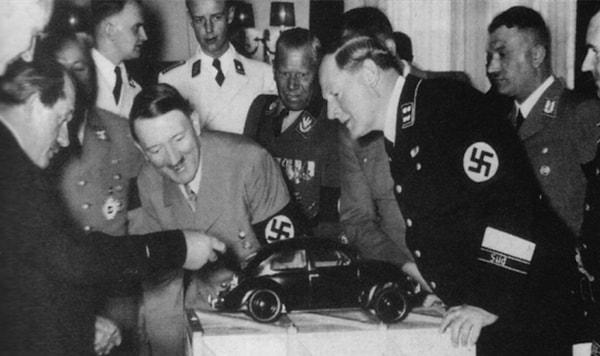 8. Porsche'nin kurucusu Ferdinand Porsche, Hitler'e ilk Volkswagen modeli Beetle'ı gösterirken, 1934.