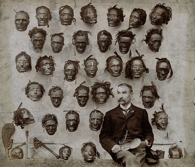 Maori kafaları koleksiyonun önünde poz veren General Horatio Gordon Robley, 1895.
