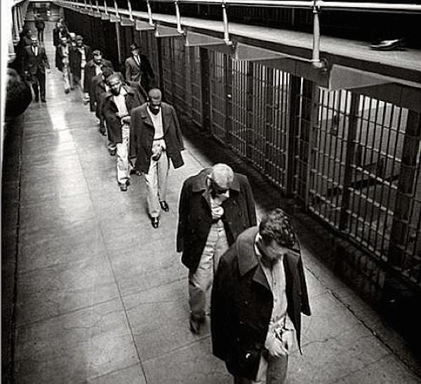 12. Dünyanın en meşhur hapishanelerinden olan Alcatraz'dan tahliye edilen son mahkumlar, 1963.
