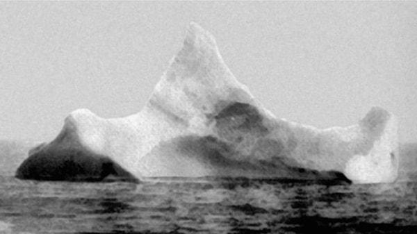 13. Üzerindeki oyuk ve boyaya göre, Titanic'in çarptığı düşünülen buzdağının fotoğrafı, 1912.