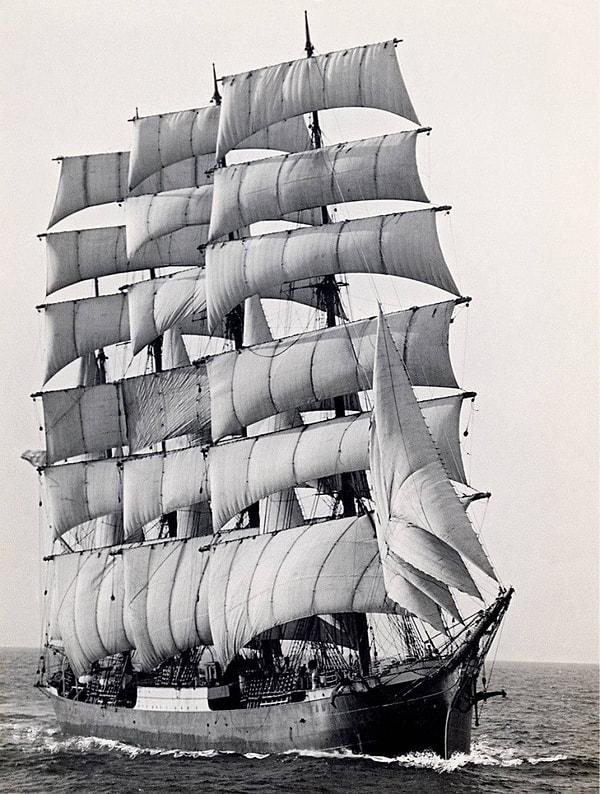 16. Tarihte yolcu taşıyan son yelkenli gemi, 1949.