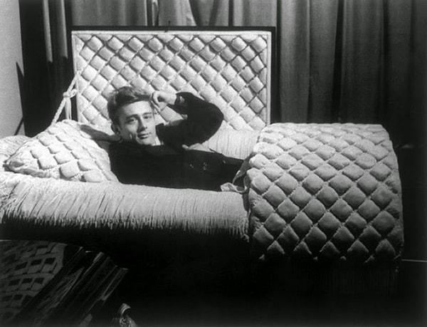 19. Trafik kazasında öldüğü yıl tabutun içinde poz veren James Dean, 1955.