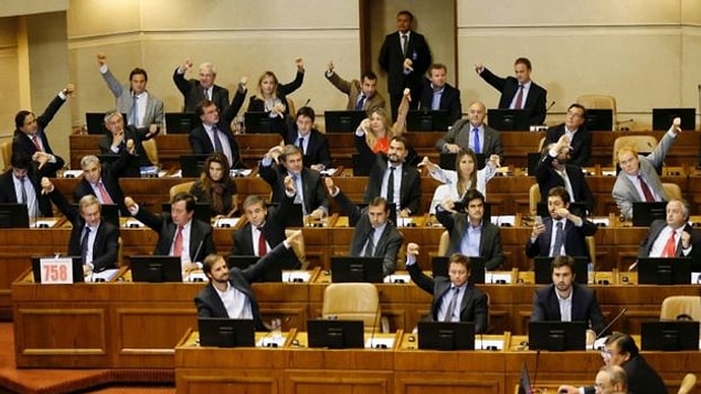 Kürtaja izin veren bir yasa iki yıllık tartışmanın ardından Şili Kongresi'nden geçmiş, fakat muhafazakarlar tarafından Anayasa Mahkemesi'ne taşınmıştı.