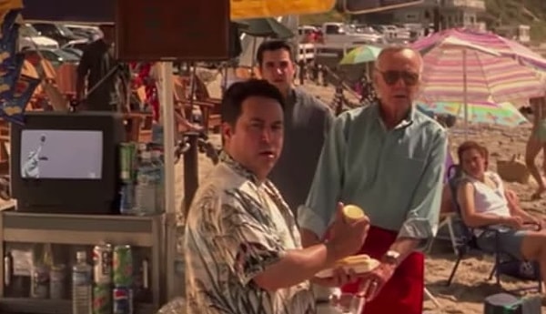 4. В какой картине Стен Ли покупает хот-дог?