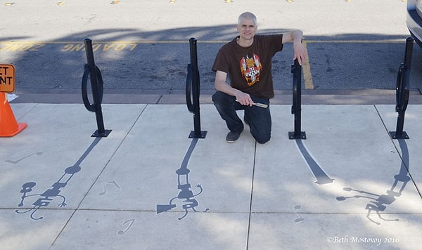 6. "Тени наделяют обыденные предметы живым духом, и это помогает людям хоть немного отвлечься от своей повседневной жизни", — рассказывает художник