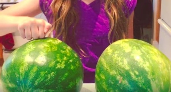 5. Ну, и, конечно же, не забываем про старый, как само время, метод постукивания: арбуз должен звонко гудеть при похлопывании.