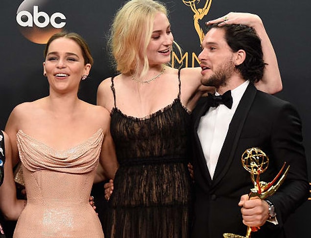 5. Sansa karakterini oynayan Sophie Turner'dan kısa boylu olduklarıyla, birlikte yüzleştikleri an 💃🕺