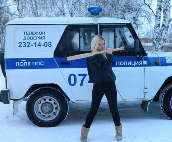 1. А эта крошка знает толк в бейсболе