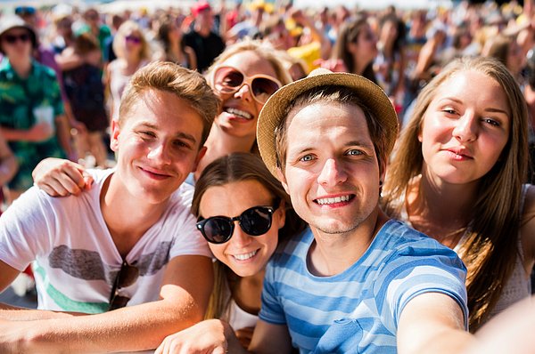 4. O aşırı eğlenceli geçen konserde; arkadaşlarında anı ölümsüzleştirmek istediğinde, itildiğin kalabalık yüzünden sürekli bulanık çıkan bu fotoğraf: