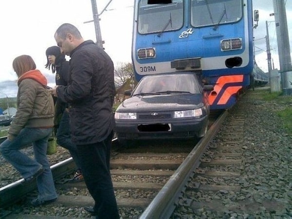 7. Только в России автомобили ездят еще и по рельсам