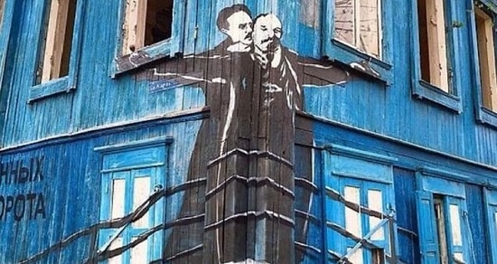 20 убойных фото из серии «Тем временем в России»