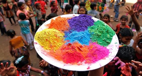 9. Holi Fest isimli bir festivalleri vardır. Binlerce insan renkli tozları birbirlerinin üzerine saçarak eğlenir.