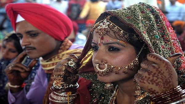 10. Hindistan'ın birçok bölgesinde kadınların eşlerine isimleriyle hitap etmesi saygısızlık olarak görülür.