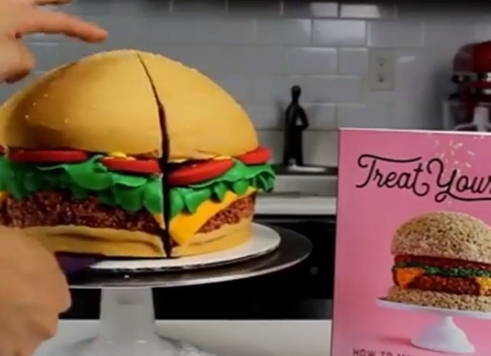 İzlerken İnsanı Acıktıran Hamburger Şeklinde Pasta Yapımı