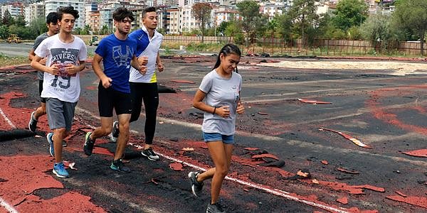 Samsun'da çeşitli yaş gruplarında bulunan sporcular yıkım olmasına rağmen alanda antrenman yaparken; İlkadım Atletizm Stadyumu, Türkiye'de ısınma alanı olan ikinci stadyum olma özelliği taşıyor.