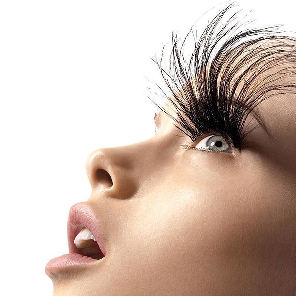 11. Нарощенные ресницы. Да, как бы искусно они не были сделаны, они все равно будут выглядеть фейково!