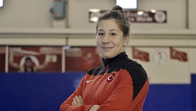 1991 doğumlu Balıkesirli sporcu Yasemin Adar, fırıncılıktan emekli bir babanın, güreşe meraklı bir ailenin iki kızından biri.