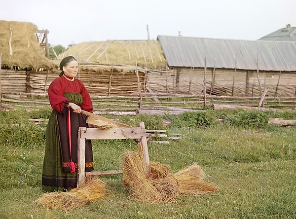 1. Чем занята эта женщина?