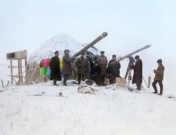 4. Что делают эти мужчины с оборудованием?