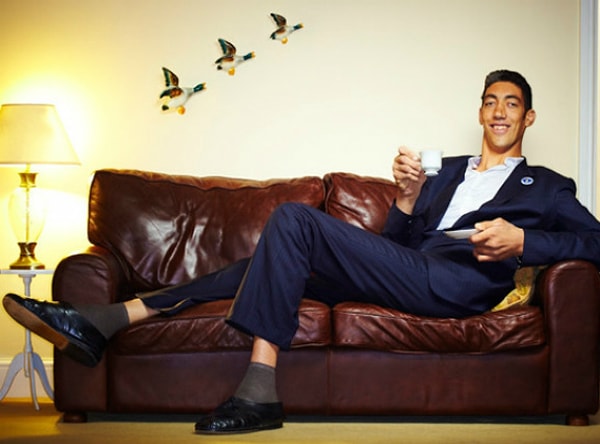 1. Каков рост самого высокого человека в мире, живого по сей день?