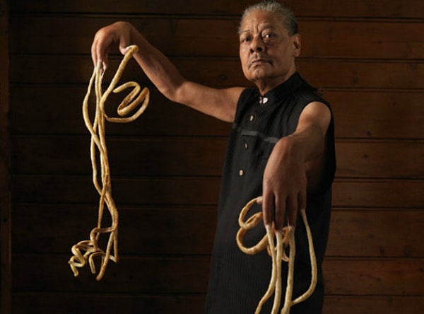 4. У этого мужчины были самые длинные ногти на руках в истории. Их общая длина достигала...