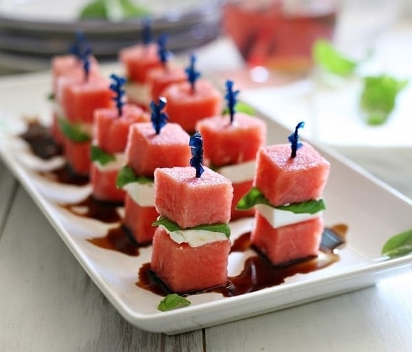 1. Канапе из арбуза и сыра фета с мятой и бальзамическим уксусом
