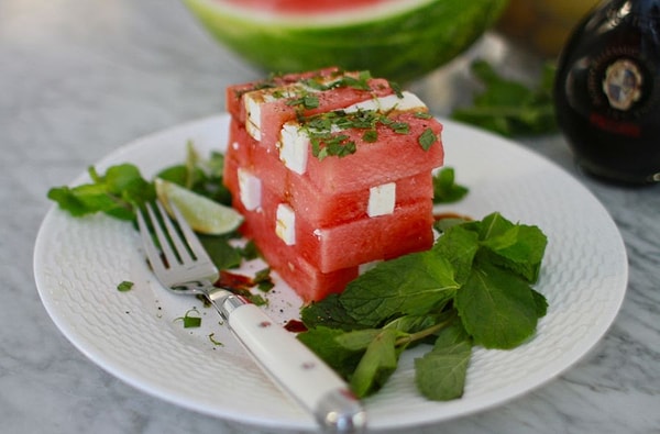 2. Кубик Рубика из квадратных кусочков арбуза и сыра фета