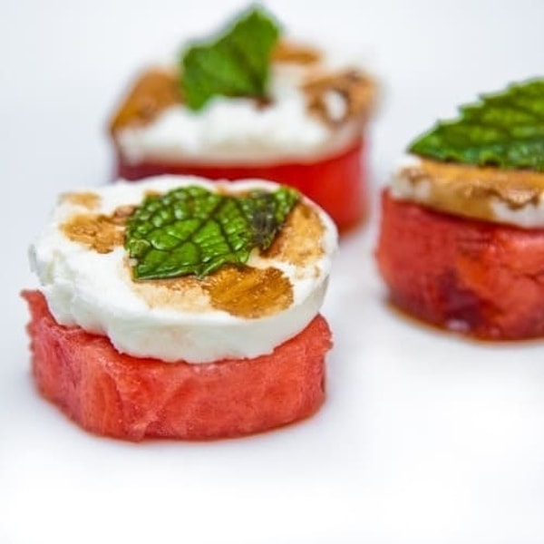 4. Шайбочка из пропитанного ромом арбуза с козьим сыром, украшенная мятой