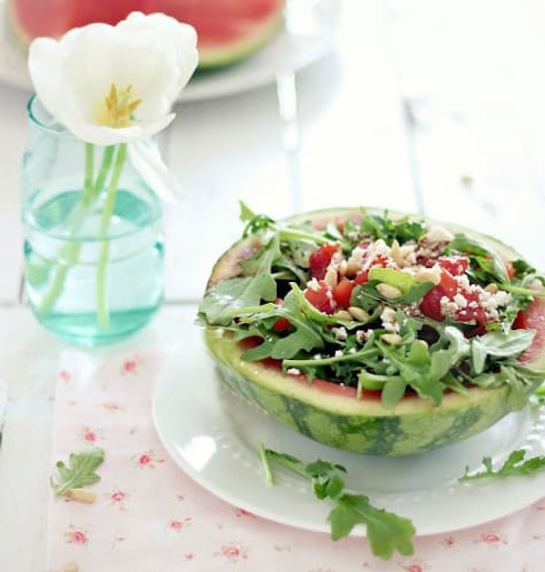 5. Арбузный салат со шпинатом, козьим сыром и грецкими орехами, заправленный оливковым маслом и бальзамическим уксусом