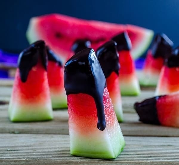 11. Сладкий десерт: арбузная долька с горячим шоколадом