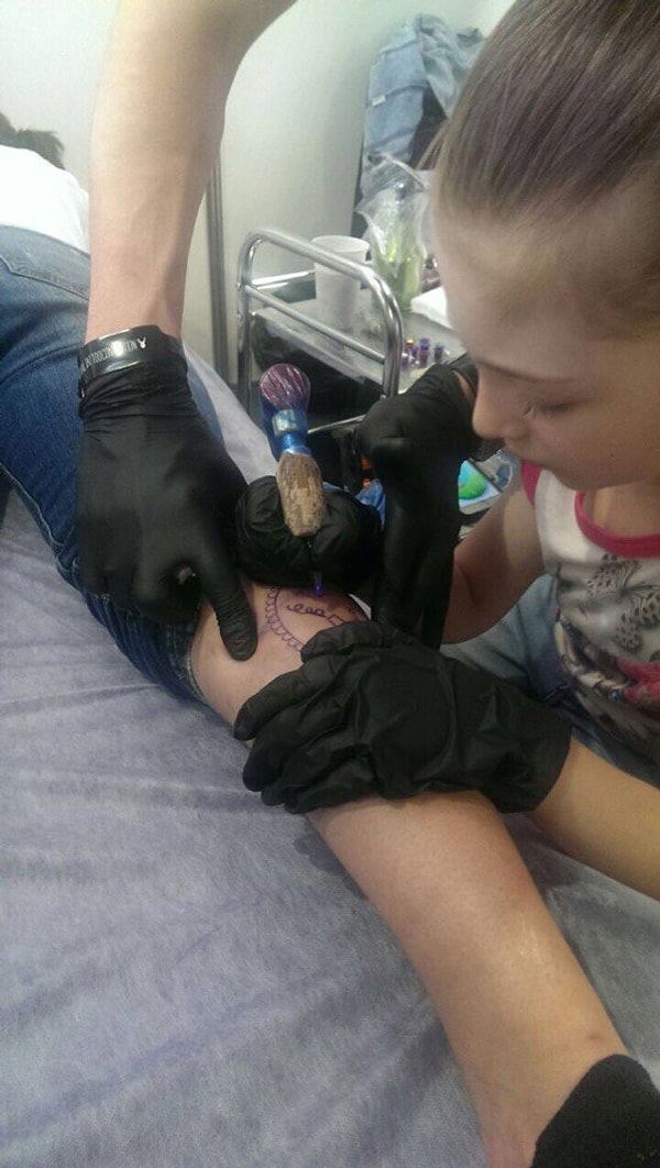 6. Девочке платят за работу не деньгами, а наборами для вышивки