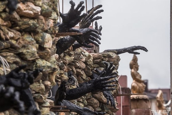 2. А еще руки, торчащие из стен, словно принадлежащие людям, пытающимся выбраться наружу.